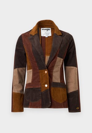Blazer in velluto a coste marrone con un design a patchwork in diverse tonalità di marrone, comprese tonalità scure, medie e chiare. Tasche frontali notevoli.