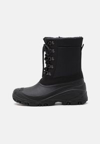 Botas de invierno negras con parte superior texturizada, diseño de cordones y suela de goma con profundos surcos para tracción. Puño aislante para mayor calidez.