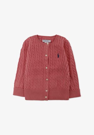 Cardigan en maille rouge, avec un col rond, une fermeture à boutons et des poignets côtelés, arborant un petit logo brodé sur le côté gauche.