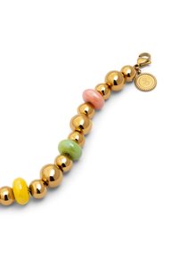 La pulsera de cuentas en tono dorado presenta esferas de oro y acentos en forma de rosquilla de colores en amarillo, rosa y verde; asegurada con un cierre de langosta.