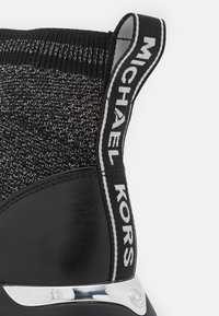 MICHAEL Michael Kors Zapatillas altas - mottled dark grey