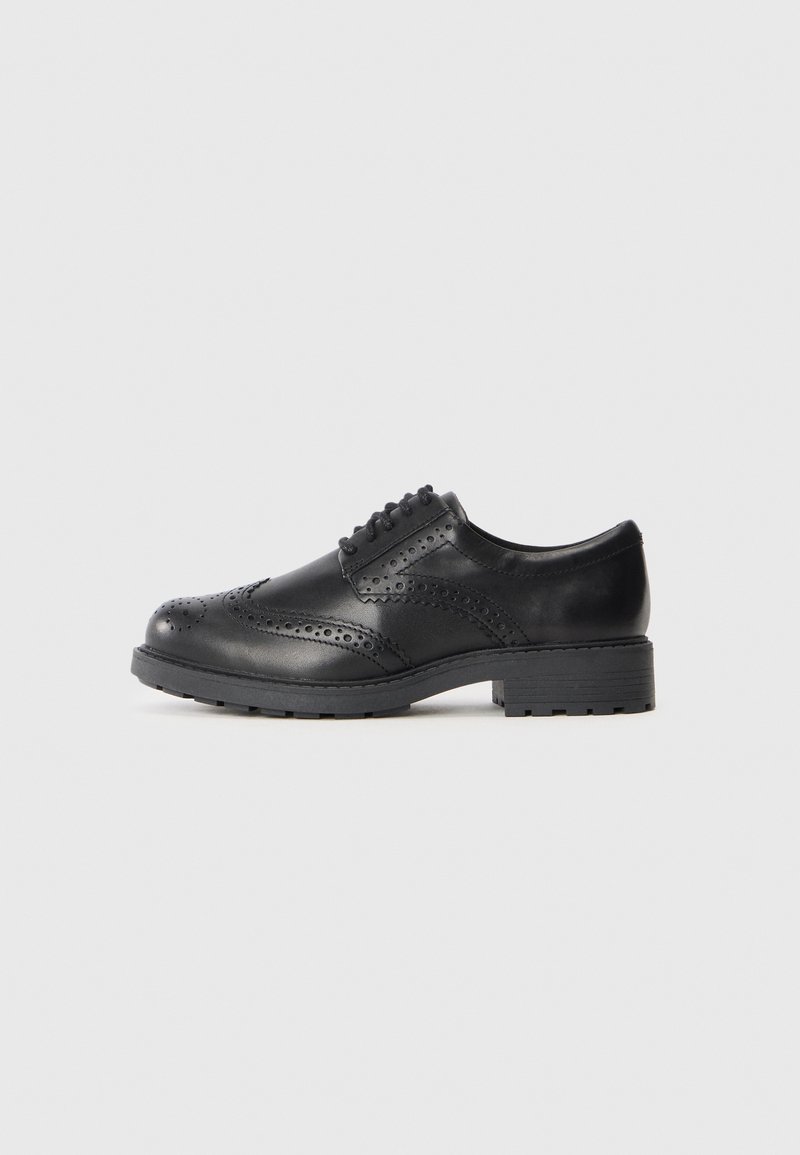 Zapato de cordones de cuero negro tipo brogue con perforaciones decorativas, puntera redonda, diseño de cordones y suela de goma gruesa para mayor durabilidad.