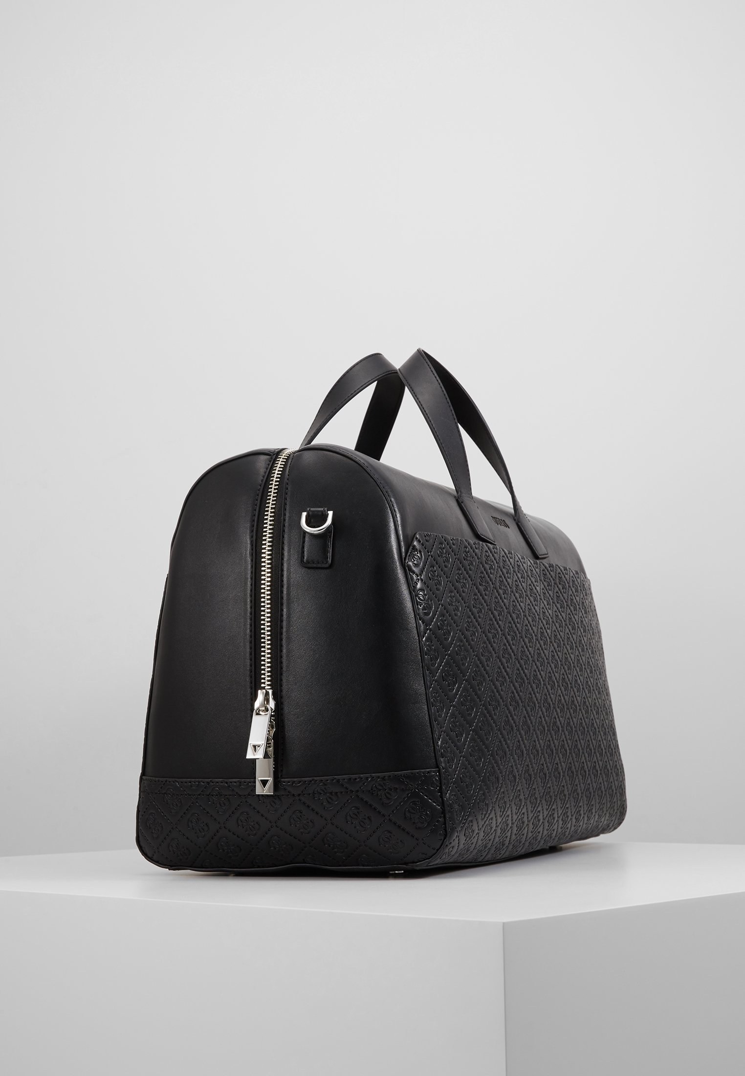 weekend bag guess