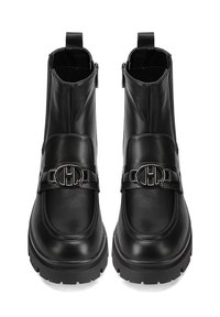 Stivali neri alla caviglia realizzati in pelle liscia, con una suola spessa e una fascia decorativa con logo. Chiusura con zip laterale.
