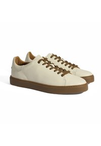 Weiße Ledersneaker mit strukturiertem Finish, braunen Schnürsenkeln und einer braunen Gummisohle. Rund zulaufendes Design mit minimalistischen Nähdetails.