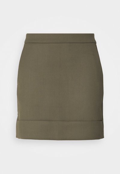 Kaki miniskjørt laget av et glatt stoff. Har en rett fasong, enkel midjebånd, og en ren nederkant uten synlige lukkinger.