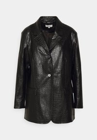 Blazer en simili cuir noir avec une texture crocodile, fermeture à un bouton, col à revers cranté et poches latérales. Coupe ajustée avec manches longues.