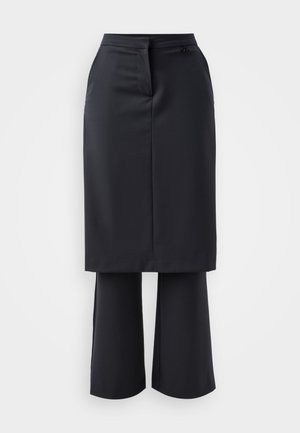 Czarna, dopasowana spódnica z przodu z zaszewkami, z przylegającymi szerokimi spodniami pod spodem. Gładka faktura i minimalistyczny design z bocznym guzikiem.