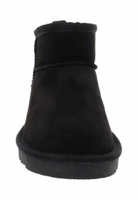 Stivale alla caviglia in suede nero con punta rotonda, caratterizzato da una texture liscia e un dettaglio di cucitura lungo il bordo superiore.