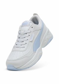 Sneaker in pelle bianca con accenti azzurri chiari, sovrapposizioni testurizzate, punta rotonda, dettagli perforati e suola imbottita.