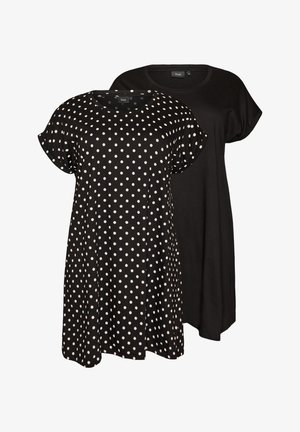 Kaksi polvipituista naisten mekkoa, toinen musta valkoisilla pisteillä ja toinen täysin musta, molemmissa lyhyet hihat ja pyöreä kaulus.