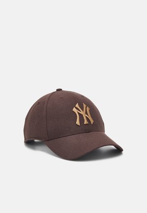 Casquette de baseball marron foncé avec une visière courbée et un logo brodé "NY" beige sur le devant, présentée sur un fond clair uni.