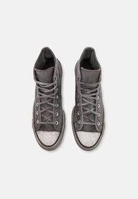 Höga grå canvas-sneakers med en texturerad yta, rund tå och vit gummisula. Har grå snören och metallöglor.