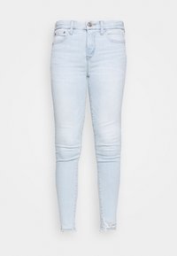 Jeans ajustados de mezclilla color azul claro. Presentan cierre frontal con botones, diseño de cinco bolsillos y un ligero desgaste en el dobladillo.