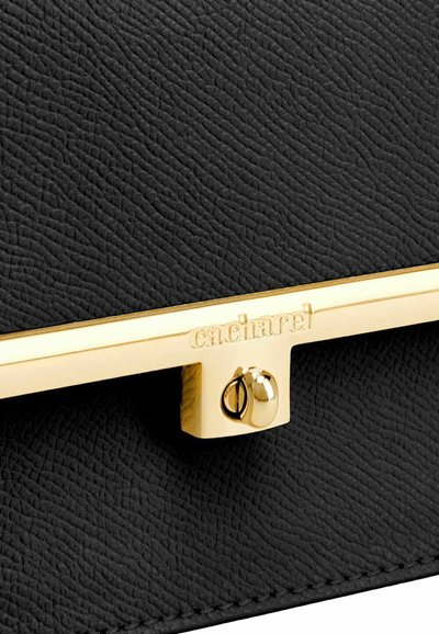Črno teksturirano usnje z zlatim kovinskim zaponkom, vgraviranim z imenom blagovne znamke "cacharel" na torbici ali denarnici.