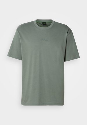 T-shirt de mangas curtas em tecido verde suave e discreto. Apresenta um decote redondo e o logótipo "BOSS" em relevo no peito. Design simples e minimalista.