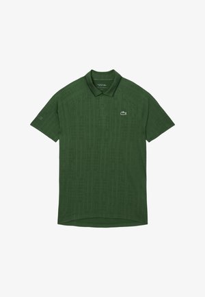 Grünes Poloshirt mit kurzen Ärmeln und dezentem Karomuster, zwei Knöpfen an der Knopfleiste und Lacoste-Krokodil-Logo auf der linken Brust.