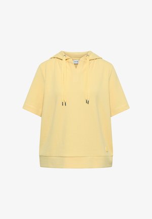 Żółta teksturowana bluza z kapturem i krótkim rękawem, ze sznurkami z przodu i małym logo blisko dolnego brzegu.