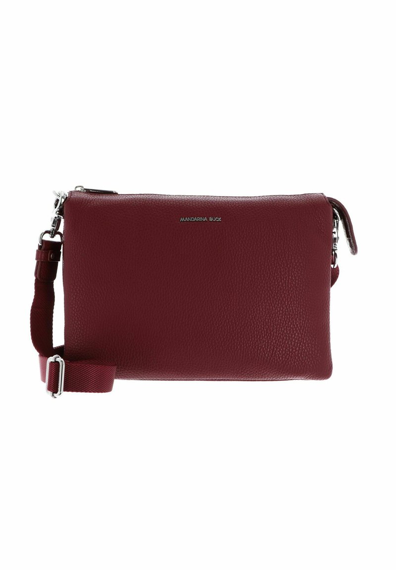 Sac en cuir texturé rouge foncé avec bandoulière ajustable et fermeture éclair argentée, marqué "Mandarina Duck" à l'avant.