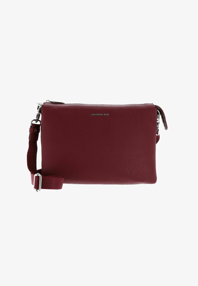 Sac en cuir texturé rouge foncé avec bandoulière ajustable et fermeture éclair argentée, marqué "Mandarina Duck" à l'avant.