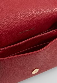 Emporio Armani Axelremsväska - red