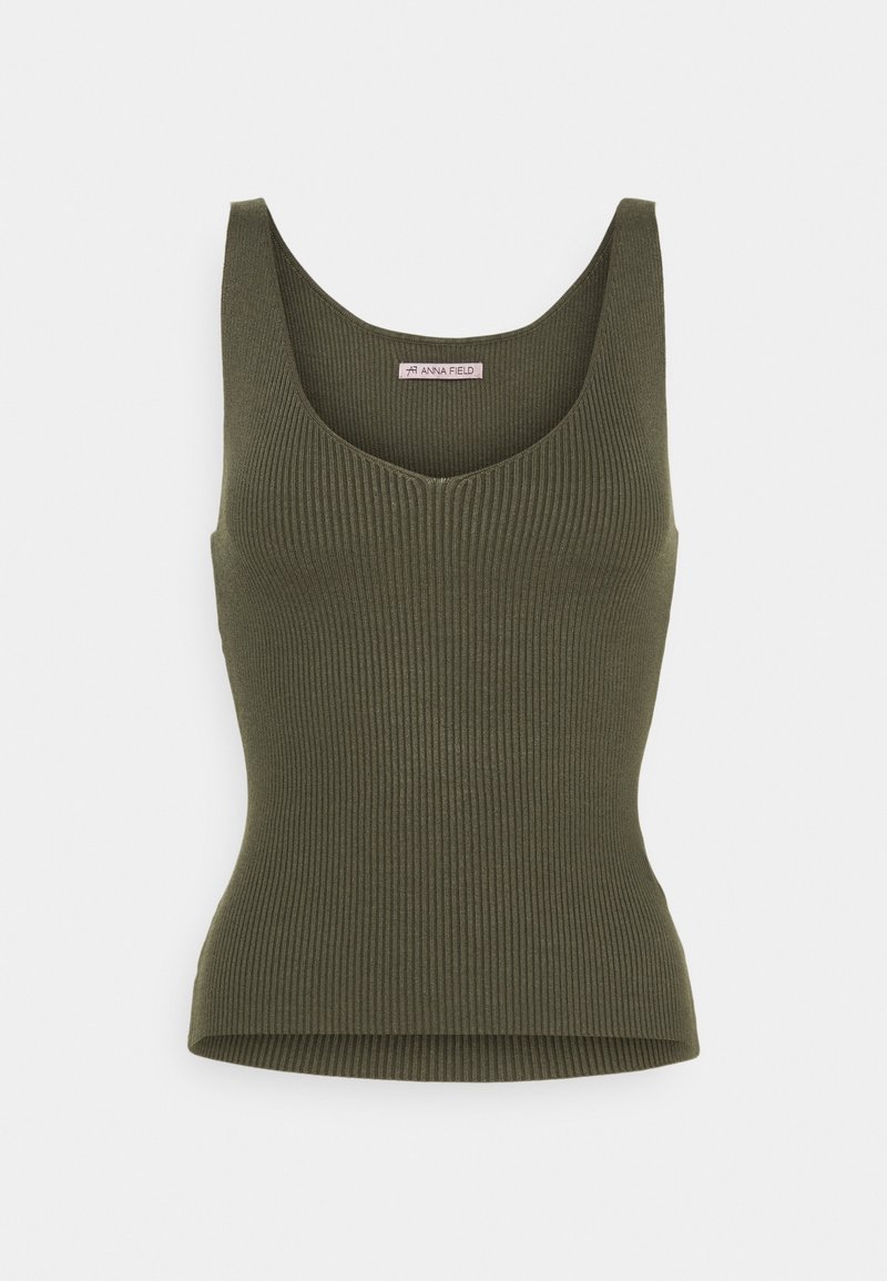 Top a canottiera di colore verde oliva, con coste, scollatura profonda e spalline larghe. Design aderente che si assottiglia verso l'orlo. Etichetta del brand visibile all'interno.