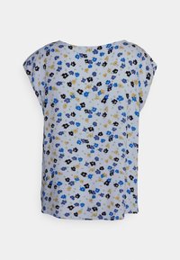 Blusa floral de mangas curtas, com um fundo azul claro e padrão floral multicolorido em azul, preto e amarelo. Tecido suave.