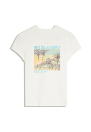 Hvid T-shirt med farverigt print af palmer, bjerge og bylandskab under tekst med ordene Rio de Janeiro i lyseblå bogstaver.