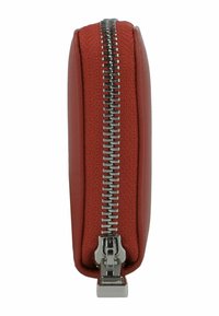 Portefeuille zippé rouge avec un mélange de tissu texturé et de cuir lisse. Il est doté d'une fermeture éclair métallique argentée et d'une forme compacte et rectangulaire.