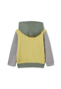 Vista trasera de una sudadera infantil con capucha verde, cuerpo amarillo, mangas grises y puños y bajo de canalé verde.