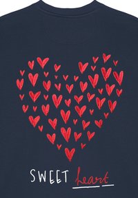 Felpa blu marina con un grande design a forma di cuore rosso composto da cuori di diverse dimensioni, con accenti ricamati e testo che recita "SWEET heart."