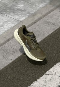 MACH 6 - Tekaški copati za cesto - antique olive/truffle salt