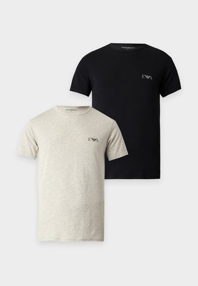 Δύο απλά T-shirts με κοντό μανίκι και στρογγυλή λαιμόκοψη, ένα μαύρο και ένα ανοιχτό γκρι, το καθένα με ένα μικρό λογότυπο "EVA" στο αριστερό στήθος.