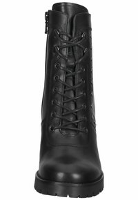 Bottine en cuir noir avec un laçage à l'avant et une fermeture éclair sur le côté. Présente des accents métalliques sur le côté et une semelle en caoutchouc texturé.