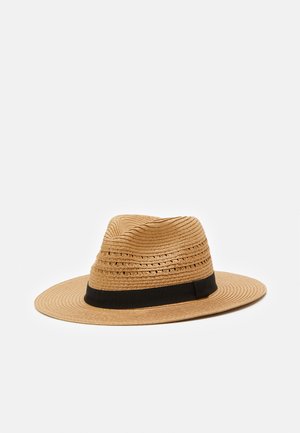 Sombrero de paja con ala ancha y una banda negra decorativa en la base. Presenta un diseño texturizado, tejido, con patrones circulares en la parte superior.