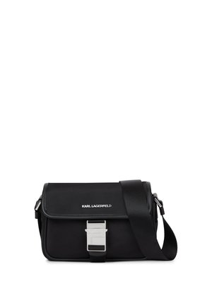 Μαύρη τσάντα crossbody με ασημί κούμπωμα και ρυθμιζόμενο λουρί, με το λογότυπο "Karl Lagerfeld" στην μπροστινή πτέρυγα.