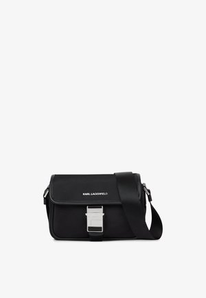 Sort crossbody taske med sølvspænde og justerbar rem, med "Karl Lagerfeld" logo på den forreste klap.