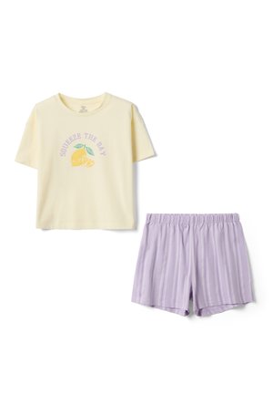 Kurzärmeliges cremefarbenes T-Shirt mit dem Text „Squeeze the Day“ und einer Zitronengrafik, kombiniert mit hellvioletten, gestreiften Shorts mit elastischem Bund.