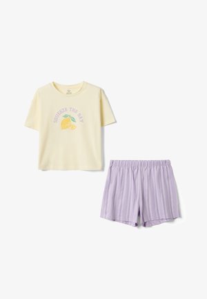 Kurzärmeliges cremefarbenes T-Shirt mit dem Text „Squeeze the Day“ und einer Zitronengrafik, kombiniert mit hellvioletten, gestreiften Shorts mit elastischem Bund.