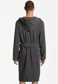 Accappatoio con cappuccio di colore grigio antracite realizzato in tessuto morbido e testurizzato. Presenta maniche lunghe, una cintura da annodare e due tasche laterali.