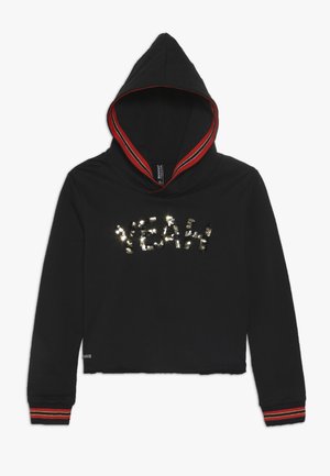 Sort croppet hættetrøje med røde og hvide stribede detaljer på hætten. Har et palietter "YEAH" design på fronten. Blødt stof.