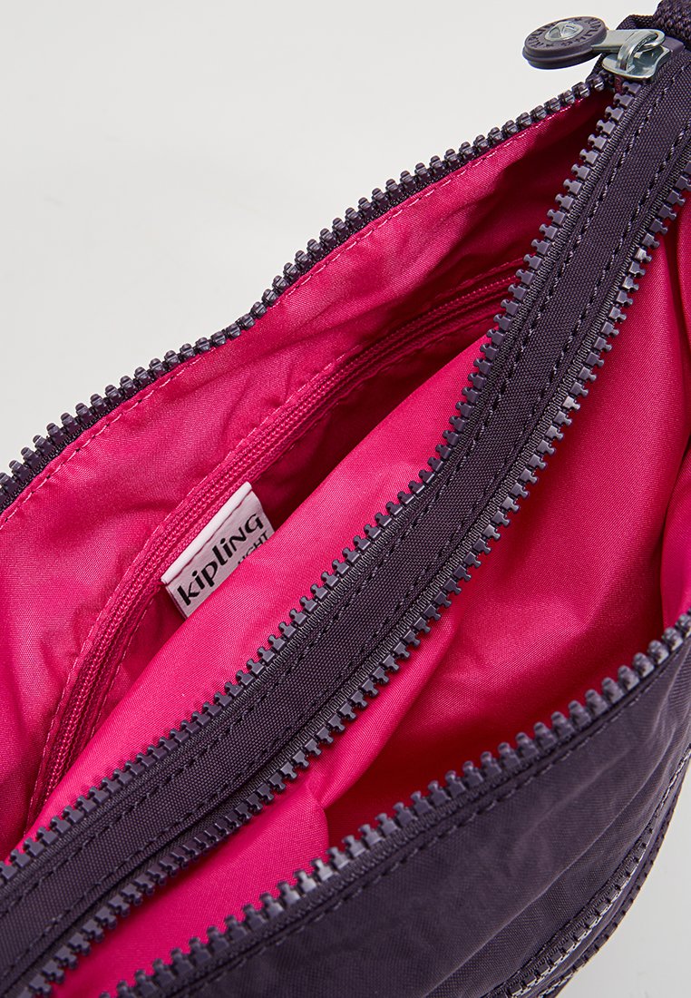 Borsa in tessuto viola con interno rosa a contrasto, dotata di due scomparti con zip, superficie liscia e etichetta del marchio visibile.