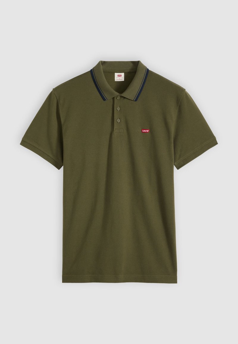 Polo à manches courtes vert olive avec une patte à trois boutons, une rayure marine sur le col et un petit logo rouge Levi's sur la poitrine.
