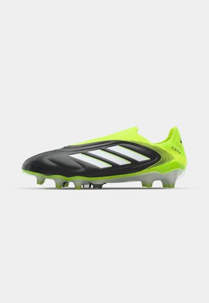 Svart og neongrønn fotballsko med strømlinjeformet design, med tre hvite striper, teksturert overdel og klar såle med pigger.