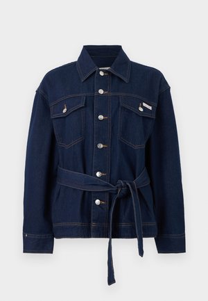 Veste en denim bleu foncé avec fermeture à boutons, deux poches poitrine et une ceinture en tissu assorti nouée à la taille.