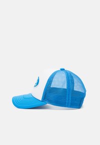 Gorra trucker azul y blanca con visera curva, parte trasera de malla y logotipo redondo en la parte frontal. Presenta una corona estructurada y una correa ajustable.