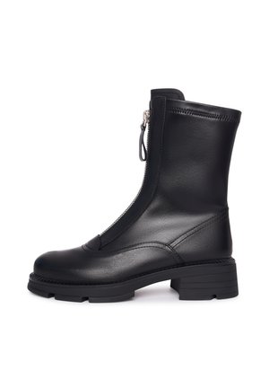 Botine negre din piele cu fermoar, textură netedă, toc bloc, detalii cusute și vârf rotunjit.