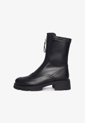 Botine negre din piele cu fermoar, textură netedă, toc bloc, detalii cusute și vârf rotunjit.