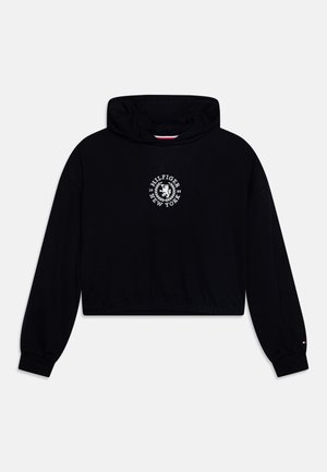 Czarna skrócona bluza z kapturem ze sznurkiem, z białym okrągłym logo z napisem "HILFIGER NEW YORK" na środku. Ściągacze na mankietach.