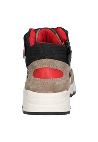 Hoge sneaker met een grijze suède en zwart gaas bovenkant, rode leren accenten, gewatteerde kraag en een witte rubberen zool.